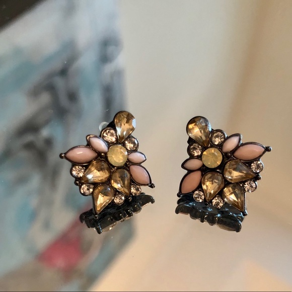 💥SOLD💥 5/$25 😃 DAINTY STATEMENT EARRINGS - Picture 2 of 7